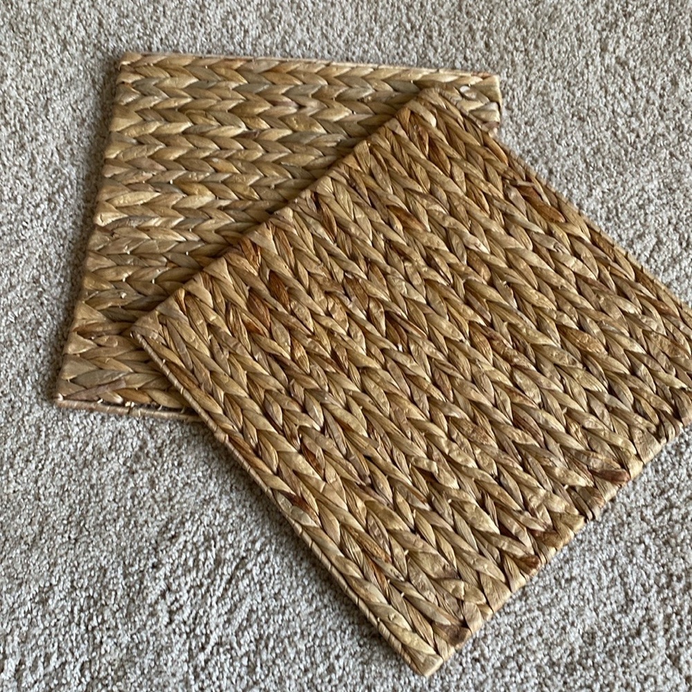 NWOT 2 woven straw placemats